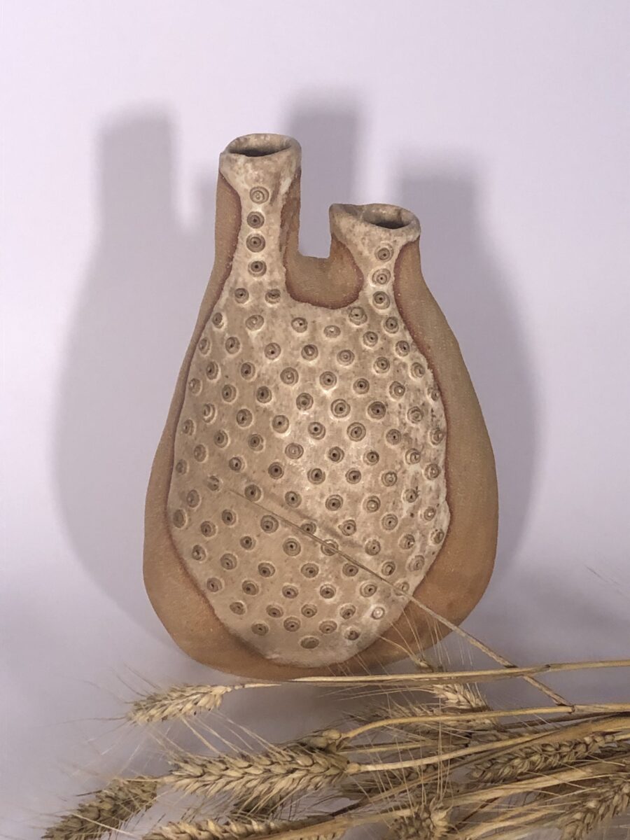 Collection Double Dots. Vase ovale face avec blé. katiacurbeiraceramics.com