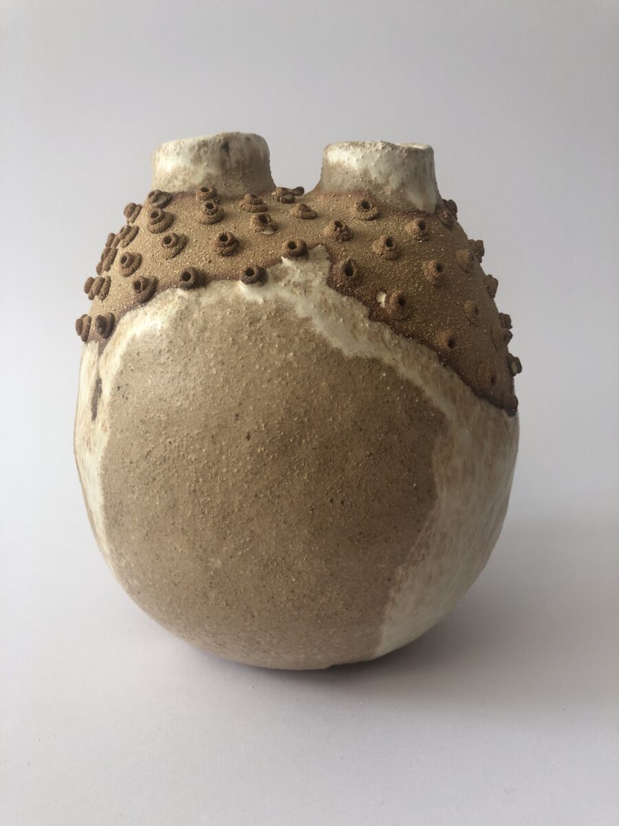 Collection Double Dots. Vase rond vue de profil 3. katiacurbeiraceramics.com