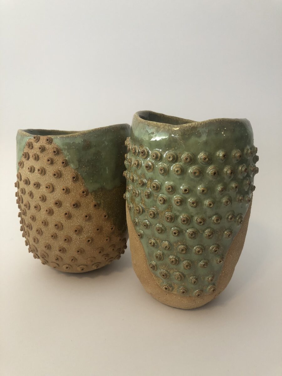 Vases Double Dots vert thé. Deux vases. Vue de face 2. katiacurbeiraceramics.com