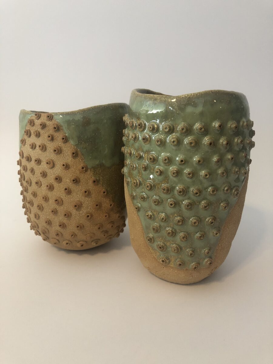 Vases Double Dots vert thé. Deux vases. Vue de face. katiacurbeiraceramics.com