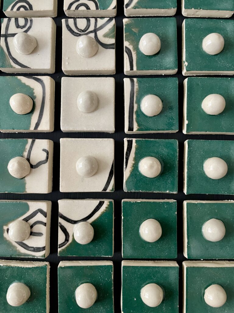 Tableau visage mosaïque white on green.katiacurbeiraceramics.com